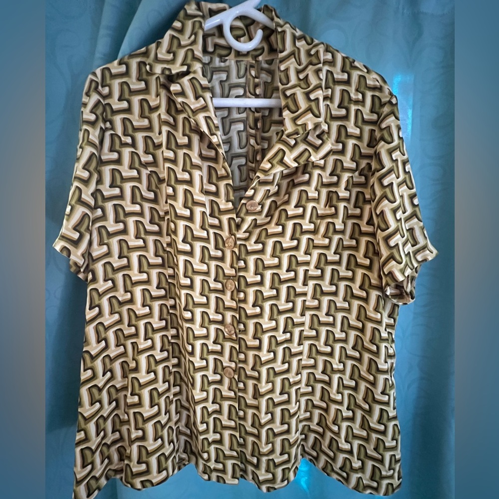 Unisex vintage button up top. No tags. Seems like it is a medium size.